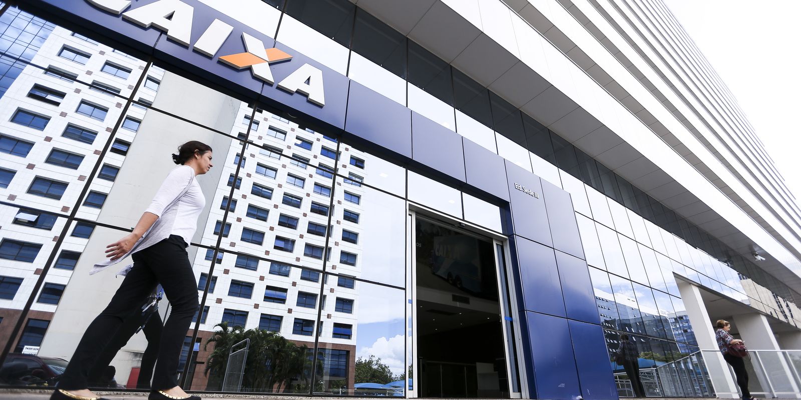 Caixa fatura R$ 3,9 bi, mas calotes disparam