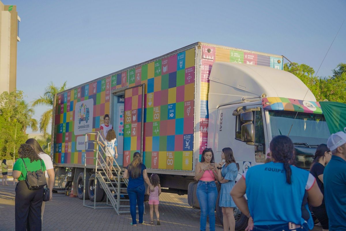 Caminhão cultural leva tecnologia e arte a escolas públicas