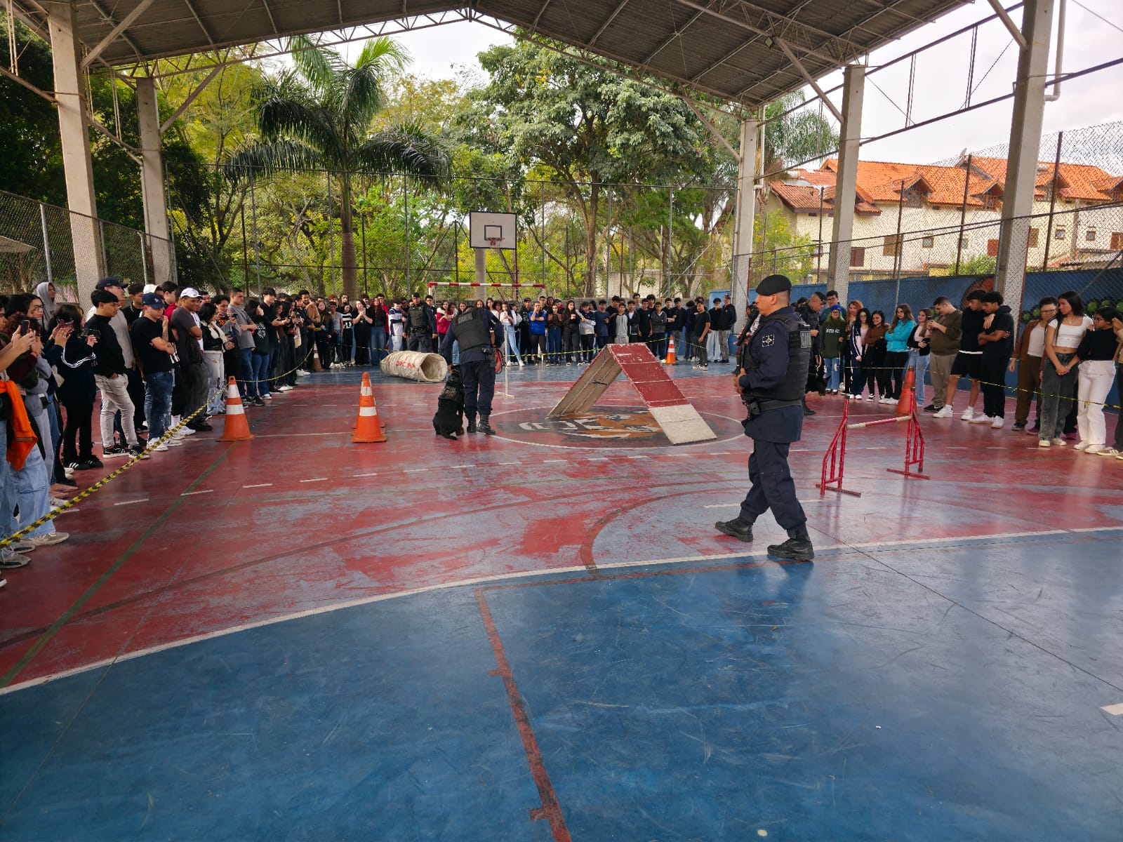 Canil da GCM de Guarulhos leva demonstrações para escolas
