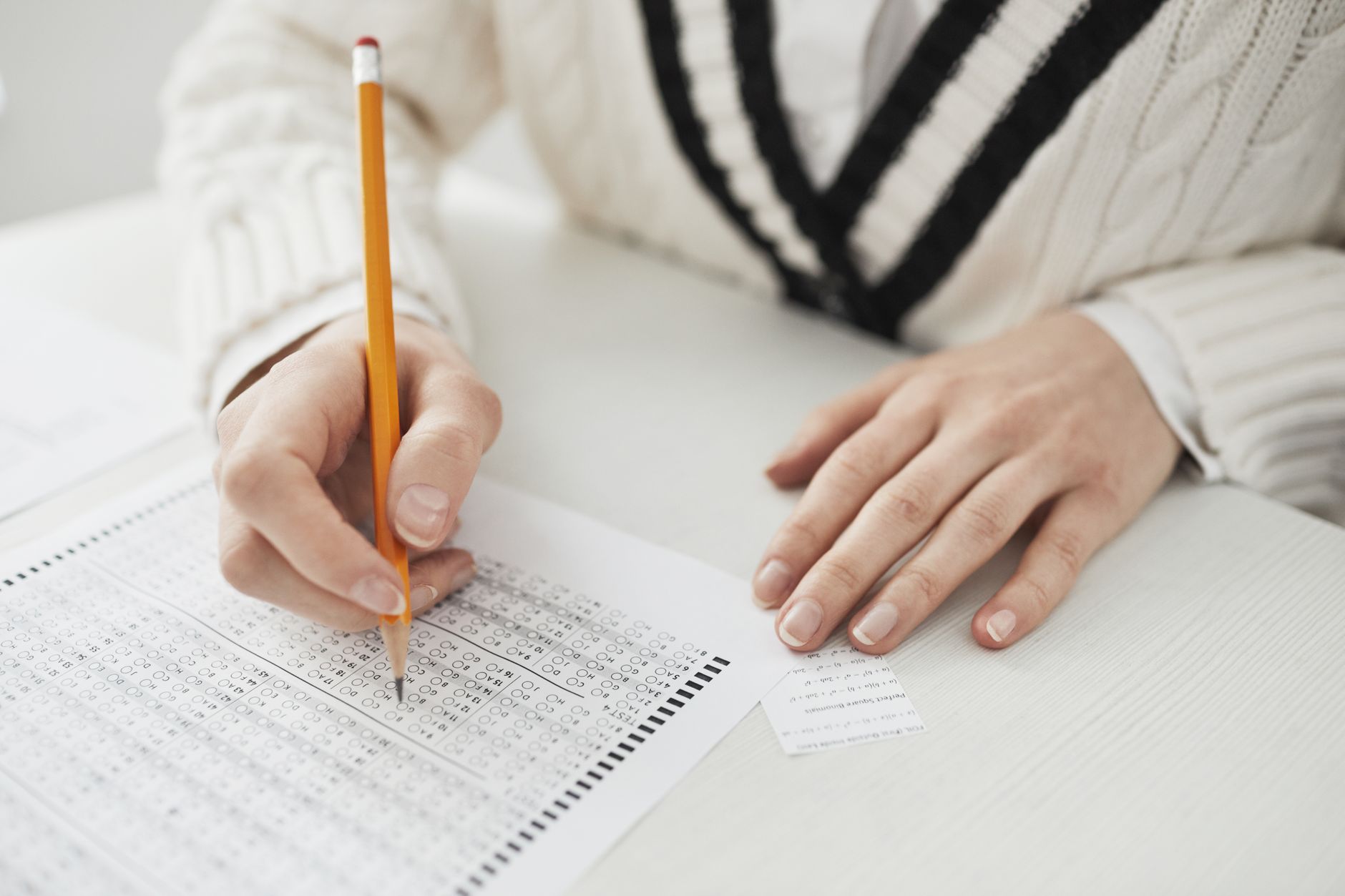 Concursos públicos abrem inscrições com vagas e salários altos