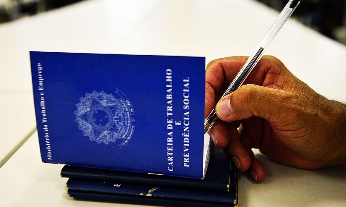 Desemprego cai para 5,3% e atinge menor marca para julho