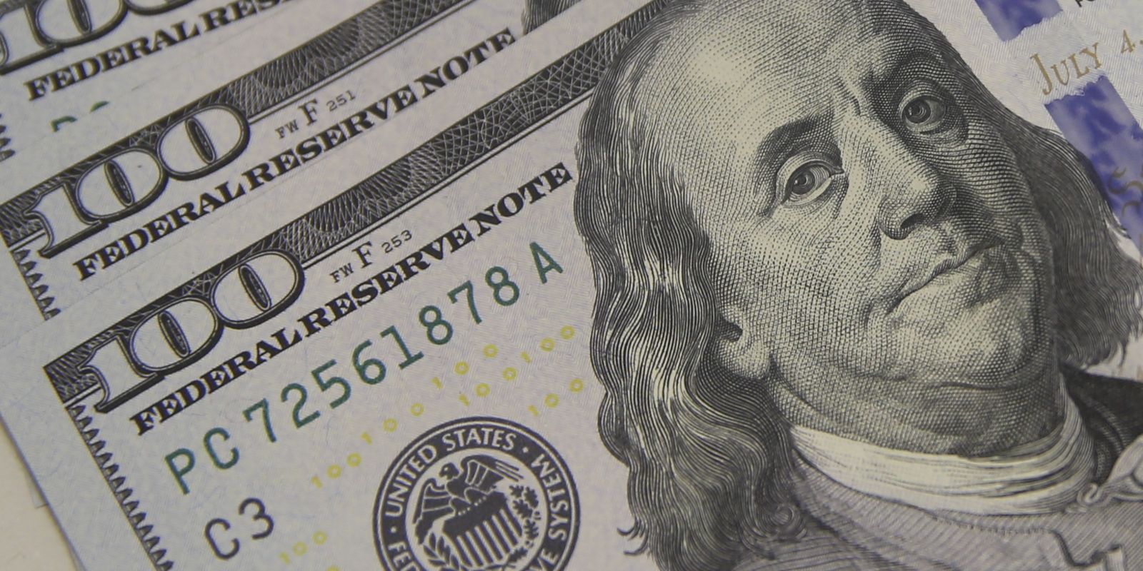 Dólar despenca e fecha a R$ 5,08, enquanto Bolsa avança