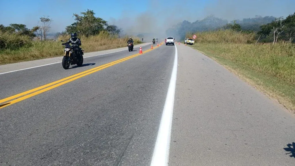 Fogo em áreas de mata às margens das rodovias reduz a visibilidade na pista