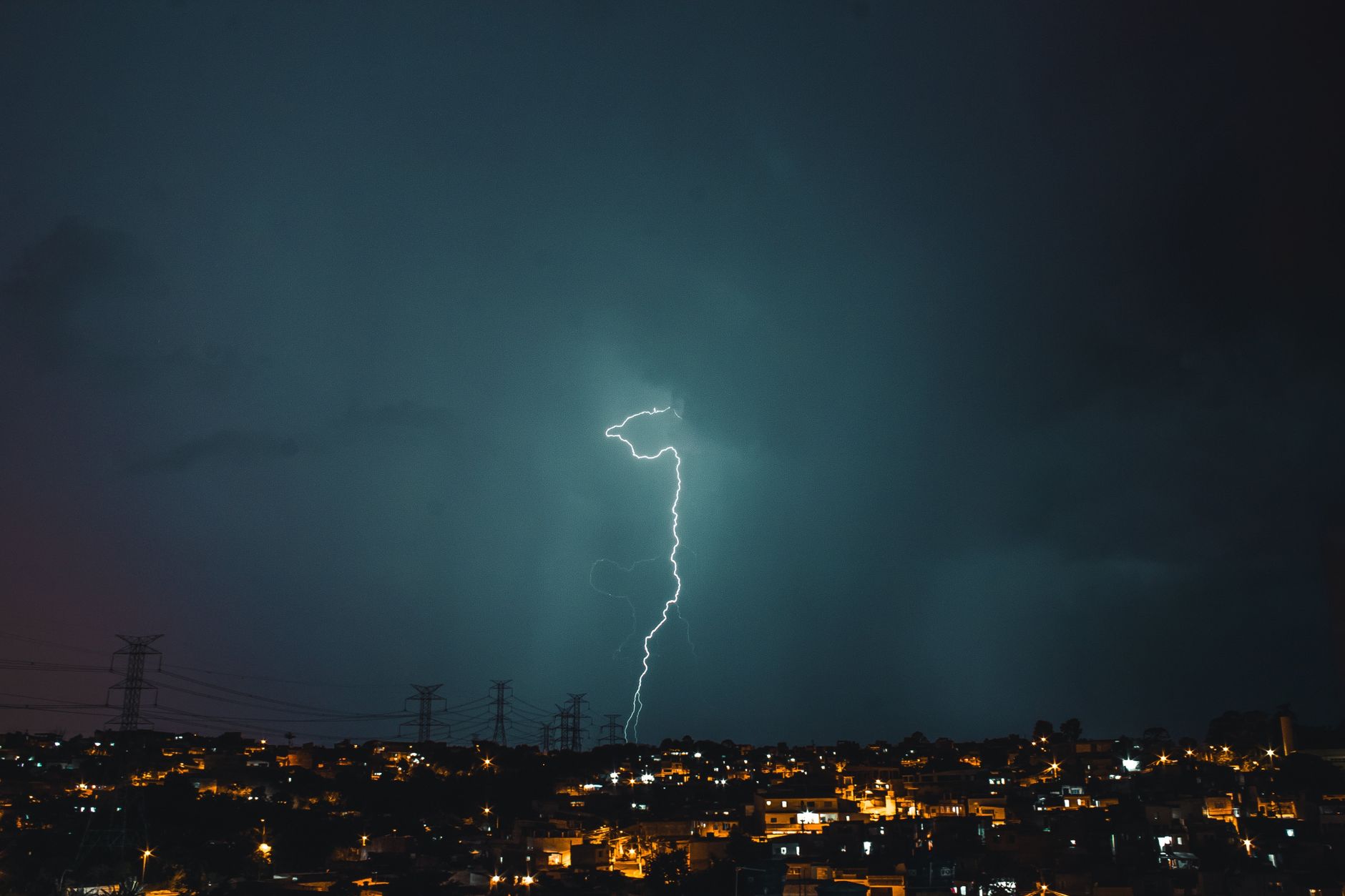 Eventos climáticos extremos exigem atenção para falhas no fornecimento de energia