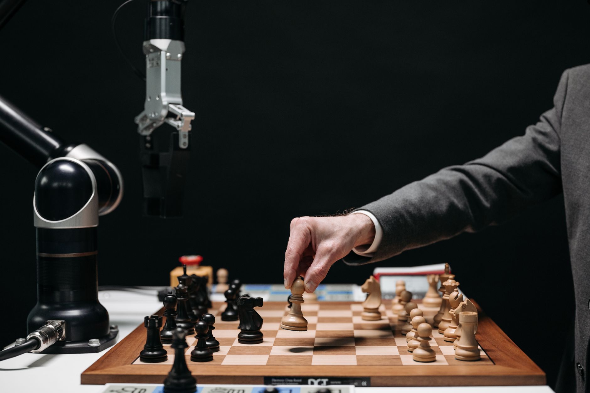 Executivos debatem uso estratégico de inteligência artificial nos negócios