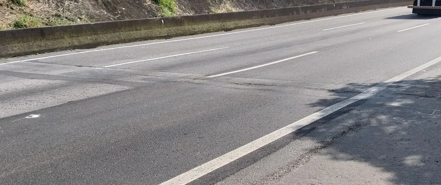 Obra no km 77 da Fernão Dias interdita faixa da direita e acostamento