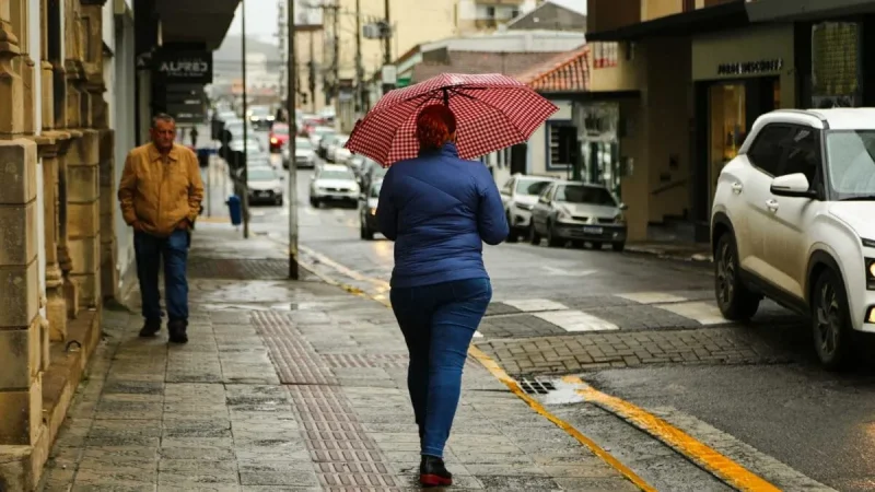 Frente fria despenca os termômetros e traz temporais para Guarulhos