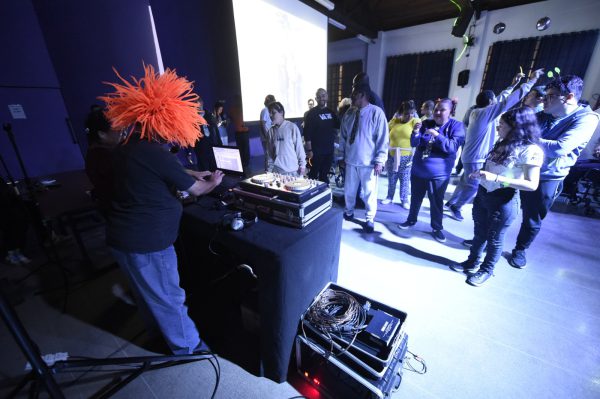 Guarulhos oferece workshop gratuito de discotecagem para cegos