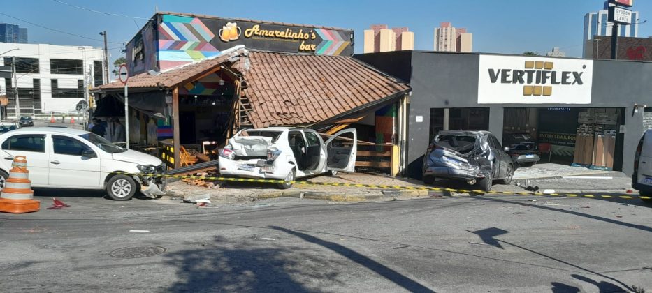 Guincho desgovernado destrói comércios e atinge 9 carros no Macedo