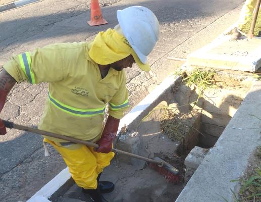 Limpeza de bueiros nos Pimentas tenta barrar alagamentos