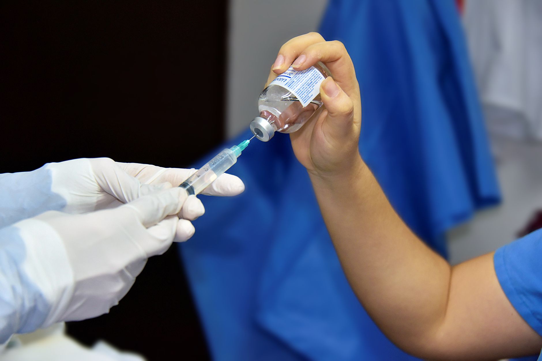Entenda por que algumas pessoas sentem mais efeitos colaterais de vacinas
