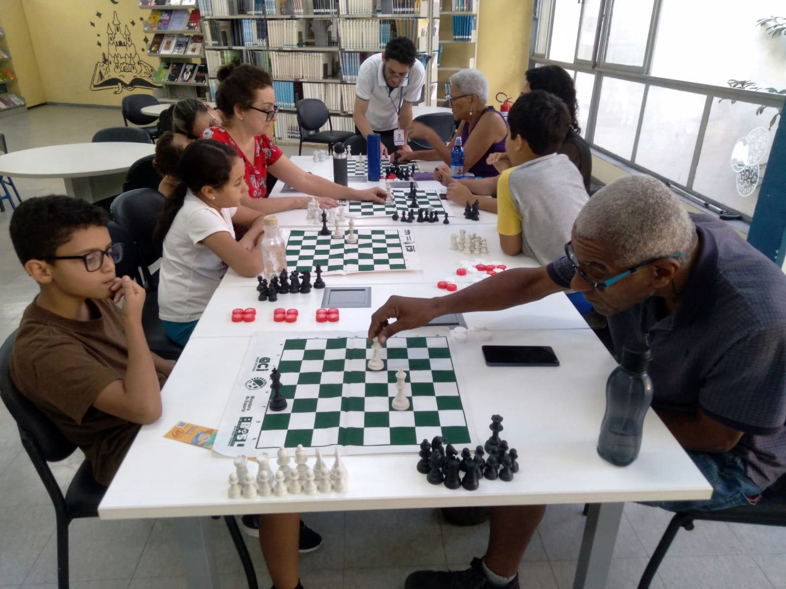 Oficinas gratuitas de xadrez agitam bibliotecas municipais