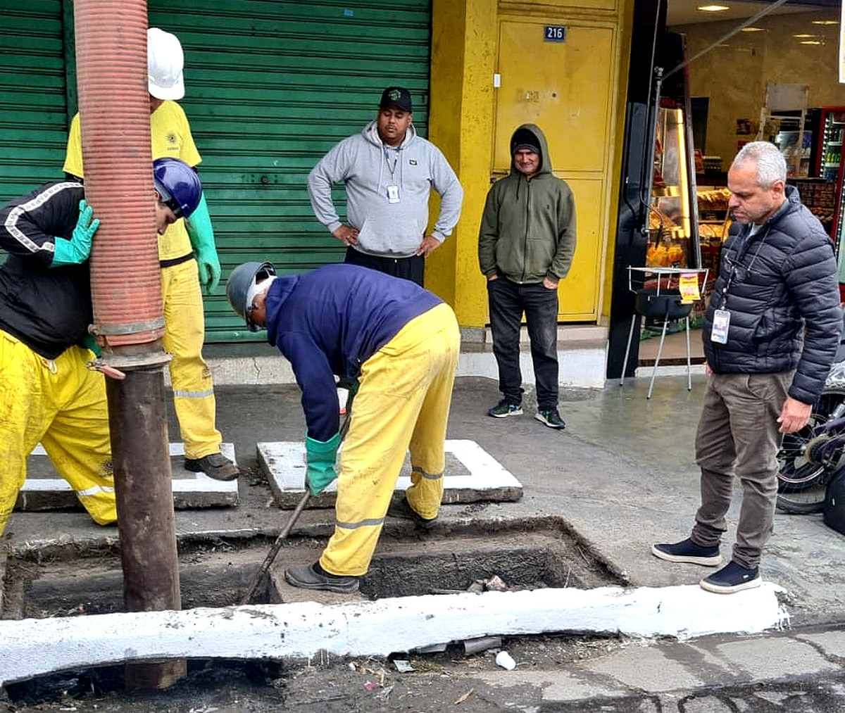 Prefeitura limpa bueiros em três bairros para evitar alagamentos