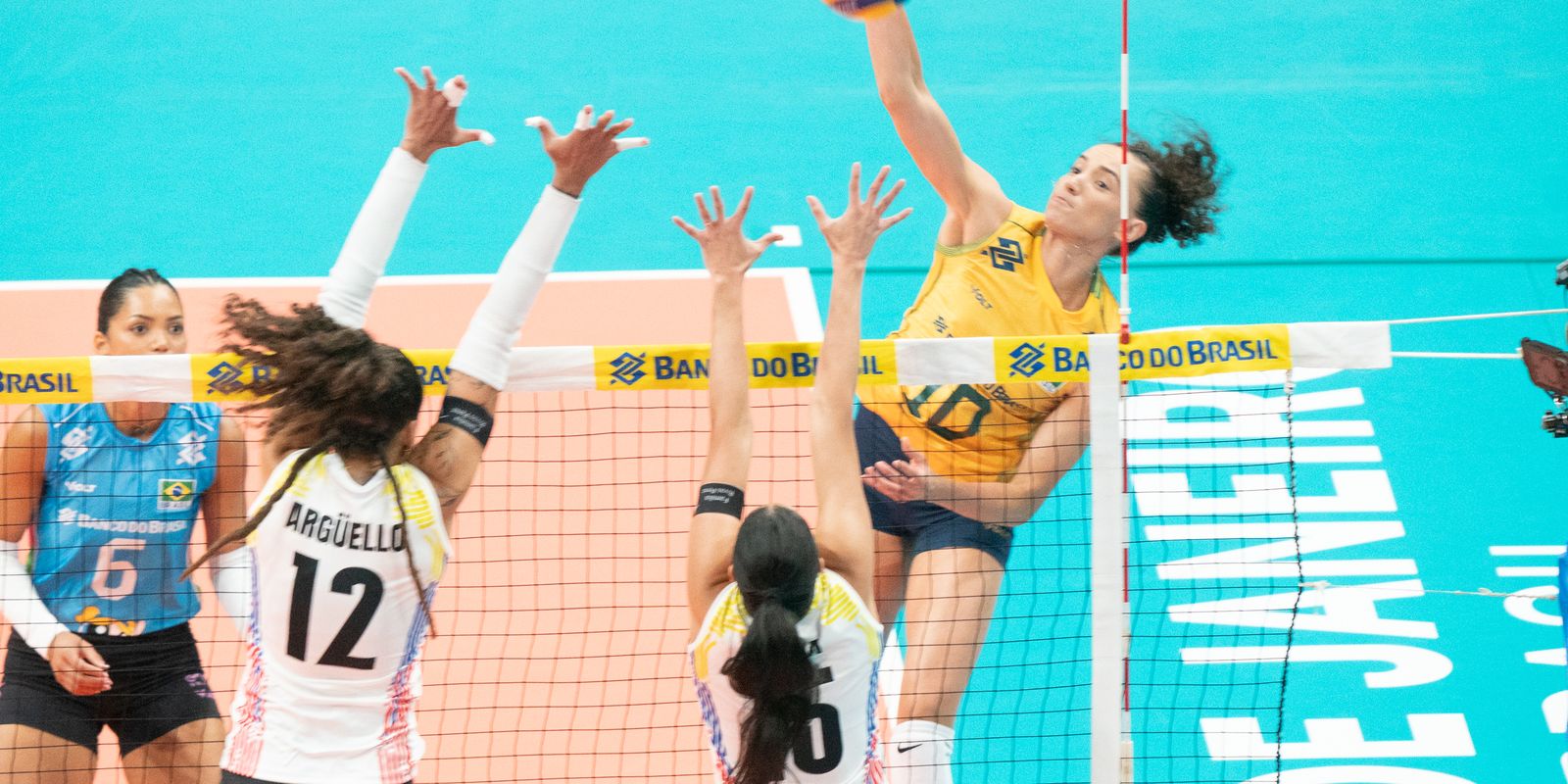 Seleção feminina estreia com vitória no Sul-Americano de vôlei