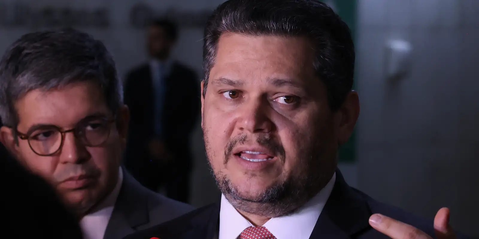 Senado pega fogo com PECs da escala 6x1 e da segurança