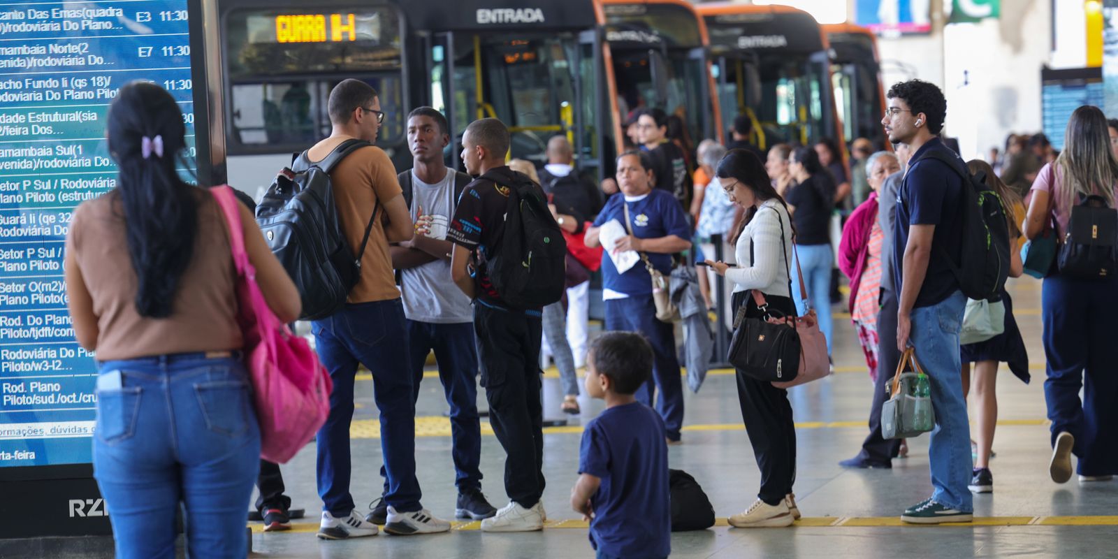 Serviços nacionais travam em julho de 2023