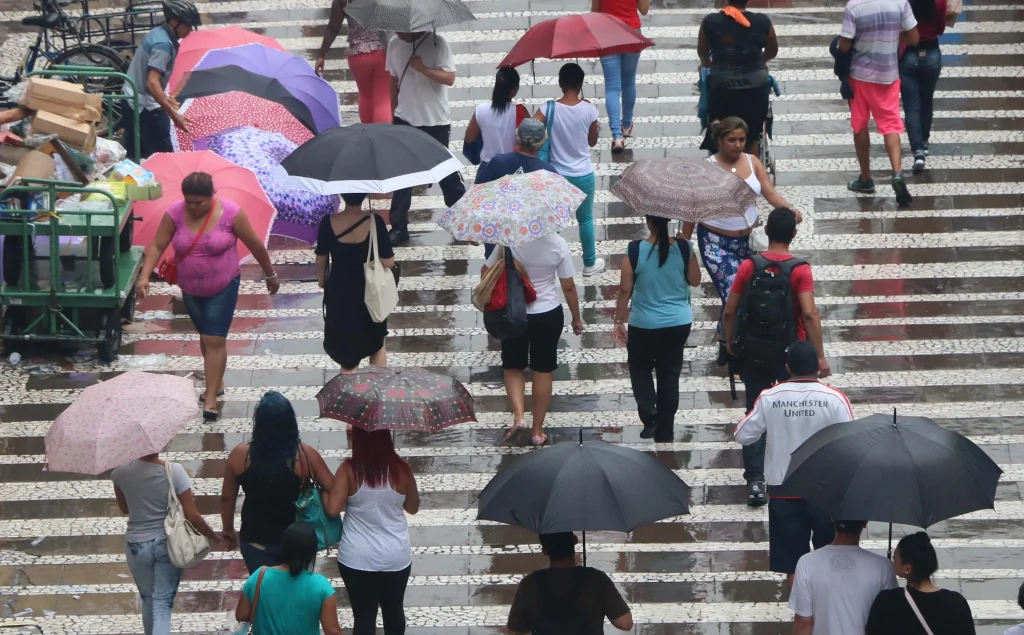 Sexta-feira de temporais e ventania em Guarulhos
