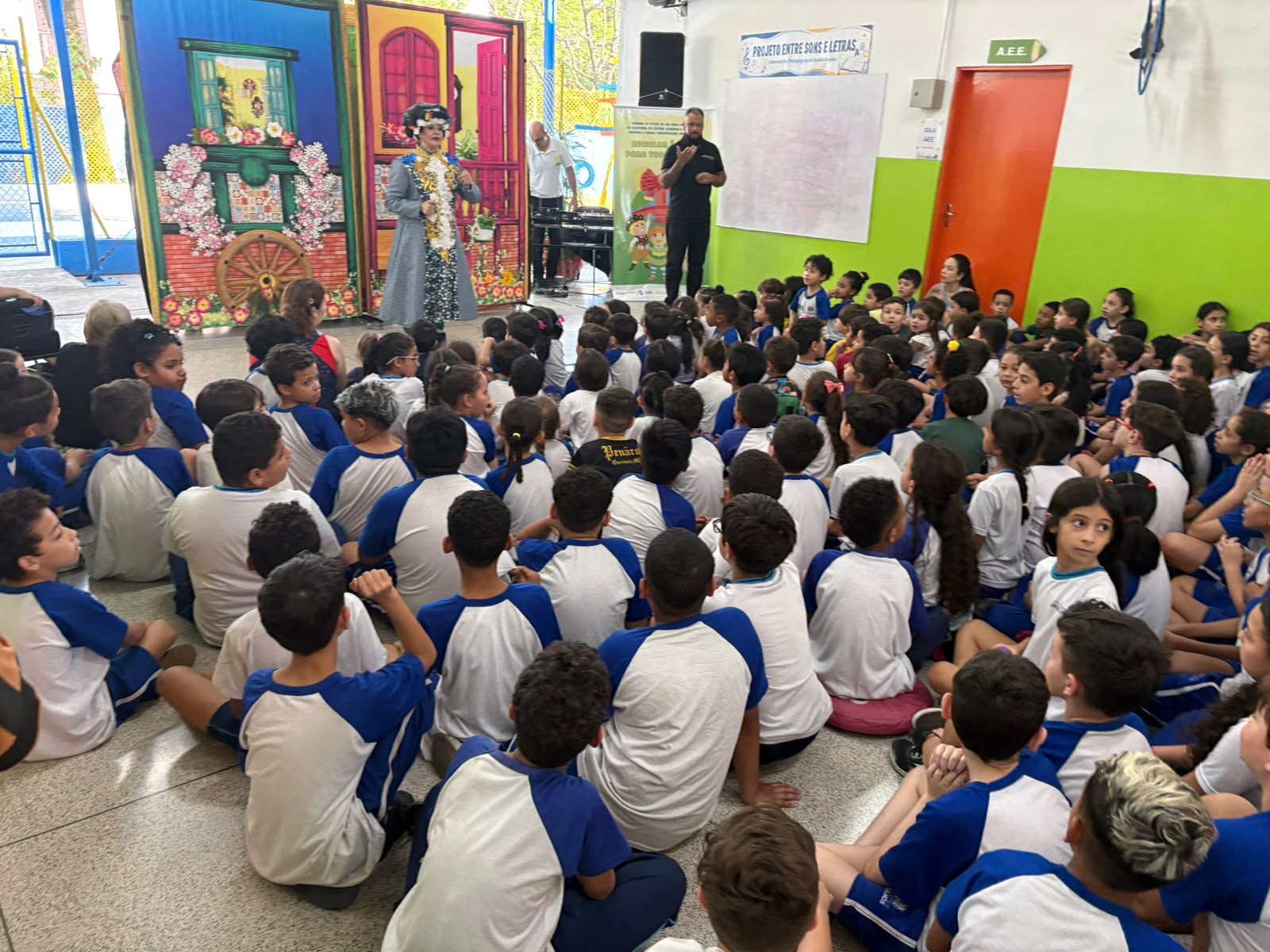 Teatro ecológico anima alunos no Jardim Munhoz