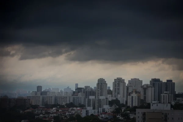 Temporal no estado gera 75 alertas e Defesa Civil envia suprimentos