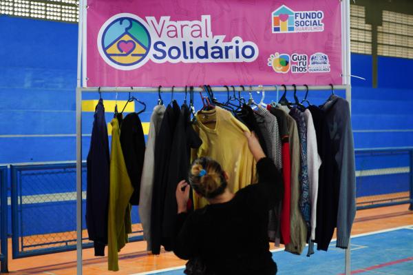 Varal solidário distribui roupas e calçados no Jardim Brasil