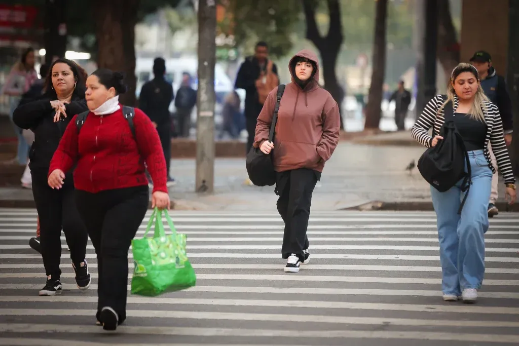 Roupas em camadas ajudam a enfrentar a variação de temperatura ao longo do dia