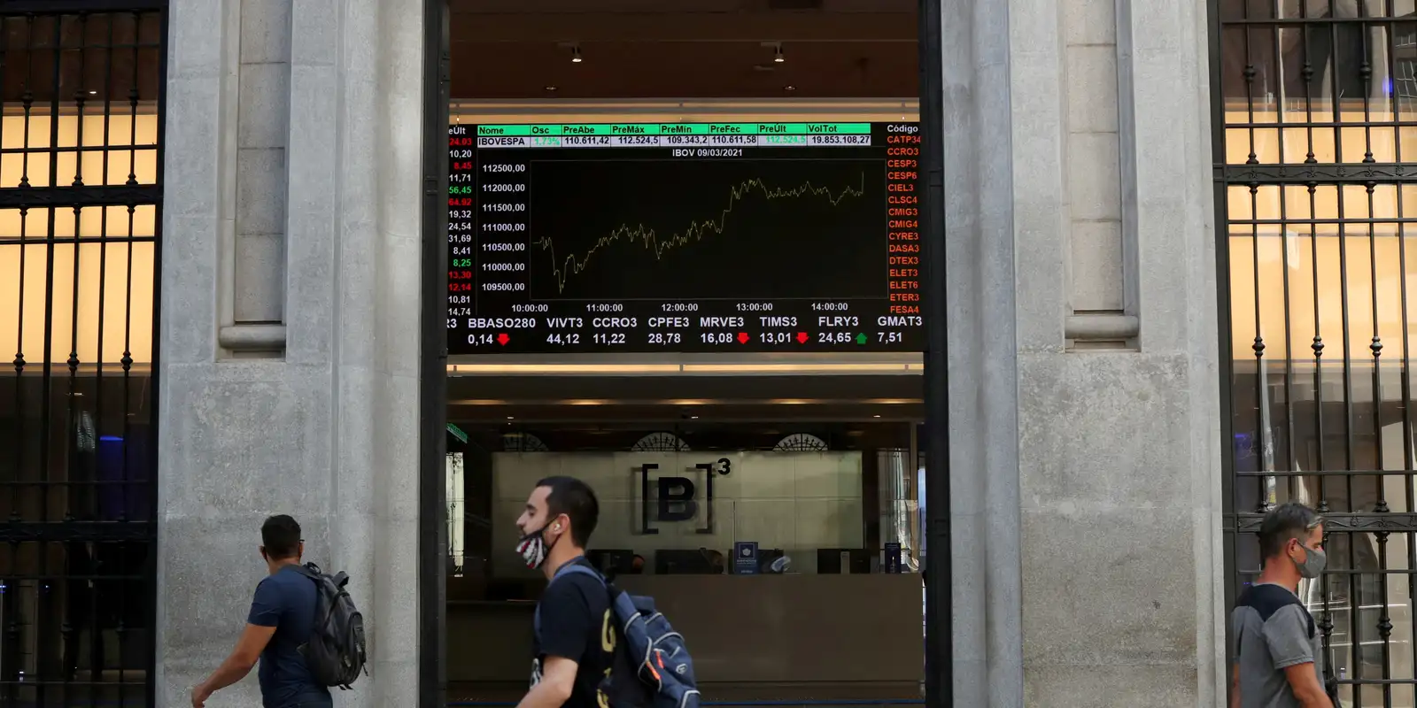 Bolsa avança 1,3% e dólar recua para R$ 5,15 em dia de alta do petróleo