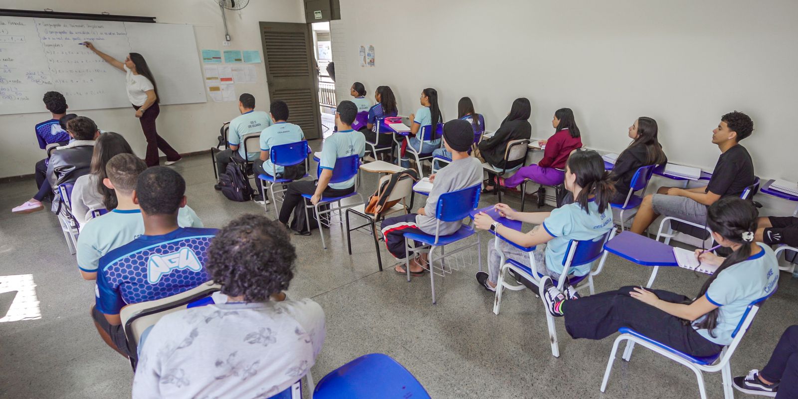 Brasil encolhe defasagem educacional no Pisa 2025