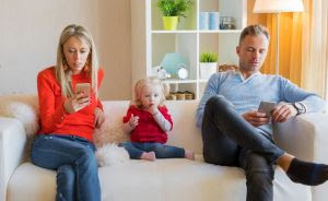 Celular dos pais freia vocabulário infantil, aponta estudo internacional