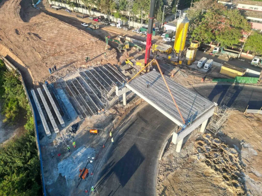 Longarinas de concreto sendo assentadas na obra do viaduto interno de Guarulhos