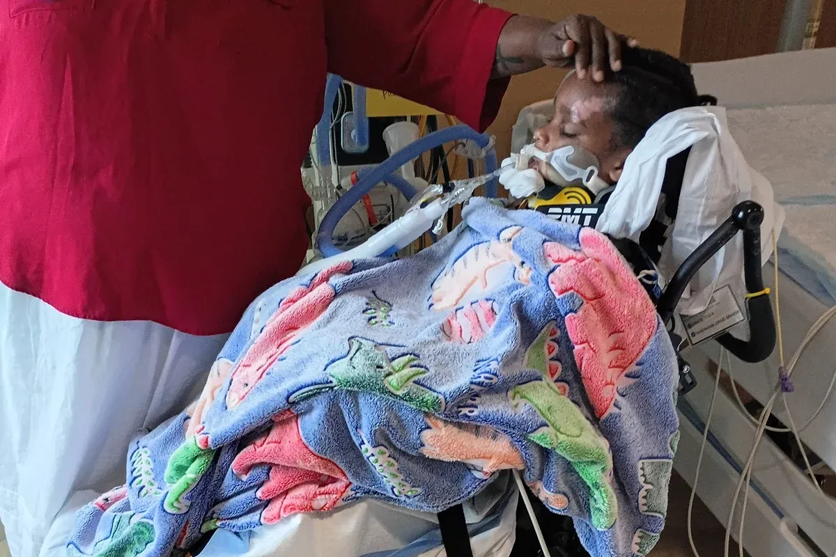 Tupac Staples ainda não fala, mas já abre os olhos após o coma