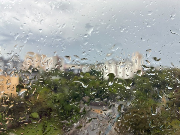 Frente fria e ciclone trazem temporais e queda brusca de temperatura