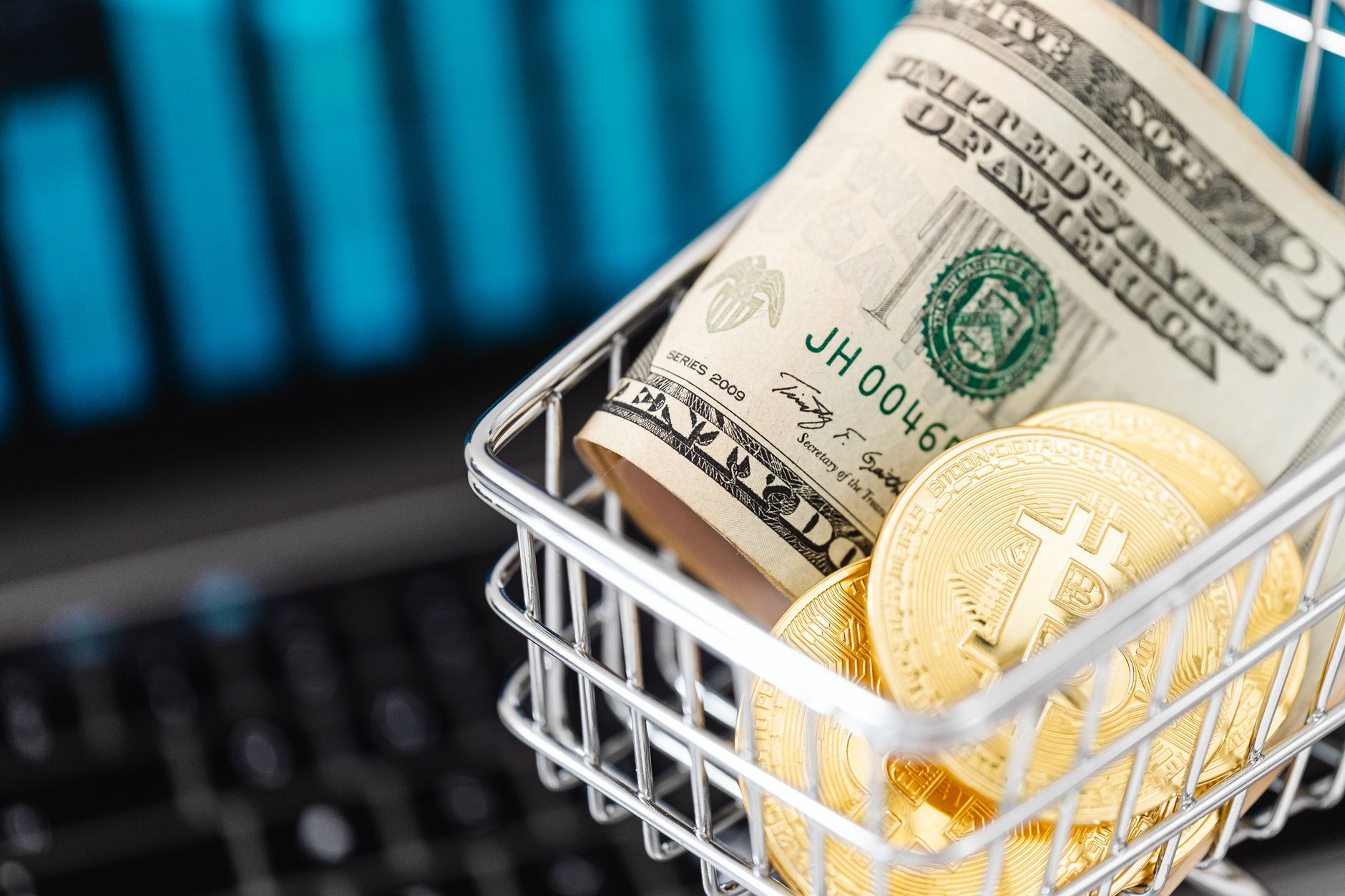 Investimento em dólar exige cautela e planejamento para o cidadão