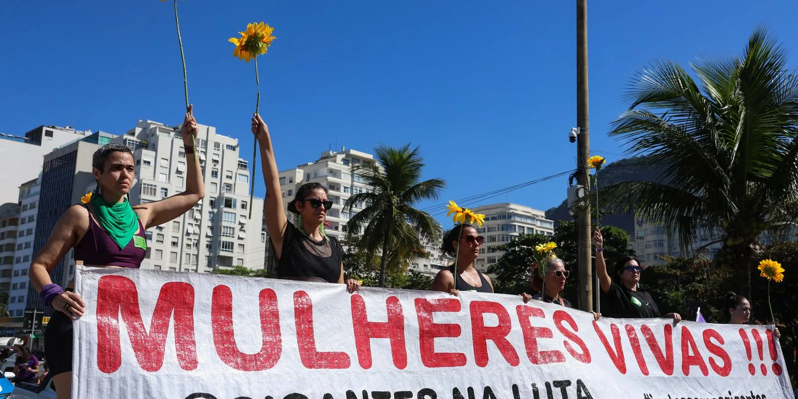Manifestantes cobram votação do PL da Misoginia na Câmara dos Deputados