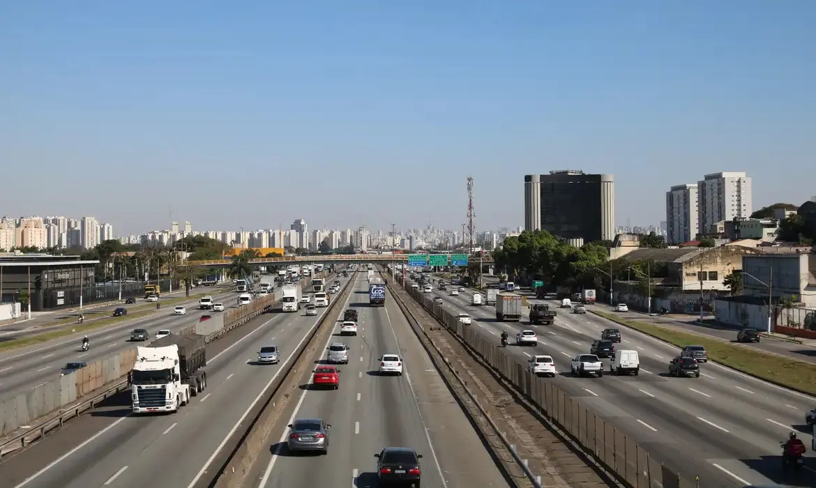 Serviço fica concentrado na área do ponto de ônibus, no km 211,300