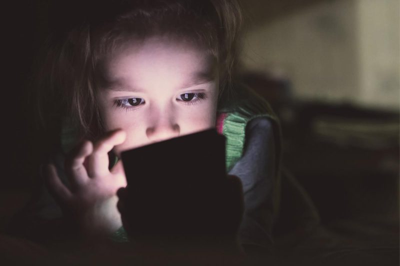 Uso de celulares causa TDAH? Entenda o impacto das telas nas crianças